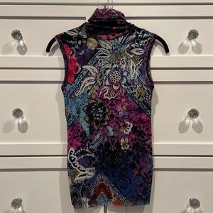 Fuzzi: Floral Print Sleeveless Turtleneck Top